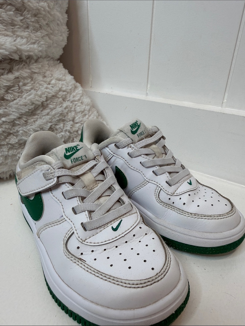 Nike Kids White and Green Low-Top Sneakers — Classic Swoosh